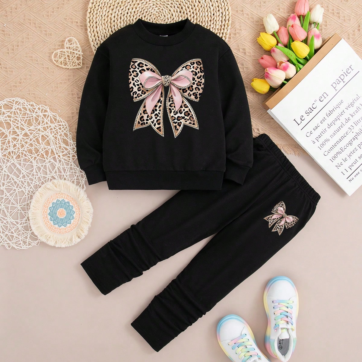 Conjunto de sudadera con cuello redondo y estampado de lazo, y leggings para niños pequeños