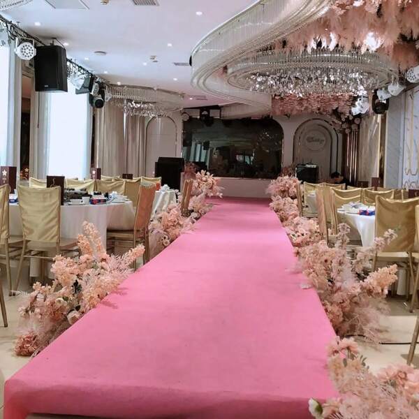 1pc Light Pink Disposable Carpet - Suitable For Weddings, Birthdays, Parties, Celebrations, Film Festivals, Outdoor Corridors - All-Season Use Wedding Carpet, Hotel Runway Carpet, Party Aisle, Proposal Ceremony Aisle Ceremony Party Rug Indoor Outdoor Wedding Party Stage Event