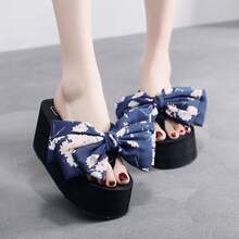 Women Platforms & Wedge Sandals - 8公分人字拖加迷你碎花大蝴蝶結 - 查看 1