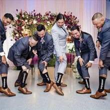 1 双男士时尚伴郎字母图案小腿袜，透气棉混纺舒适休闲男女通用袜子，适合男士户外穿着，四季皆宜。最佳伴郎婚礼袜 - 中筒长度，趣味求婚和订婚新奇袜子，适合伴郎和新郎，黑色带白色文字，涤纶针织面料，手洗或干洗，伴郎礼物 - 黑色 - 查看 6