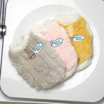 1 st husdjurskläder. Tjock och varm plyschväst lämplig för små hundar och katter att bära på vintern. Hundkläder som glatt kan lekas med utomhus.