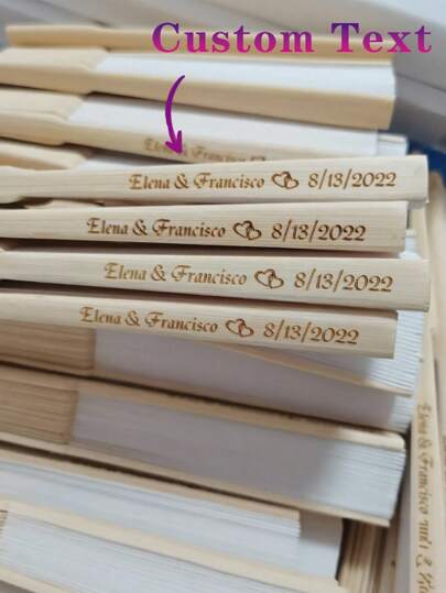 Abanico plegable de bambú personalizado con grabado, con texto personalizado. Regalo ideal para bodas, compromisos, fiestas, padrinos, agradecimientos de boda, cumpleaños, bautizos, primera comunión u otros regalos personalizados. Multifuncional, altamente decorativo y de calidad superior, es un regalo ideal para ella, adecuado para salones de té, San Valentín, Día de la Madre, Día del Padre.