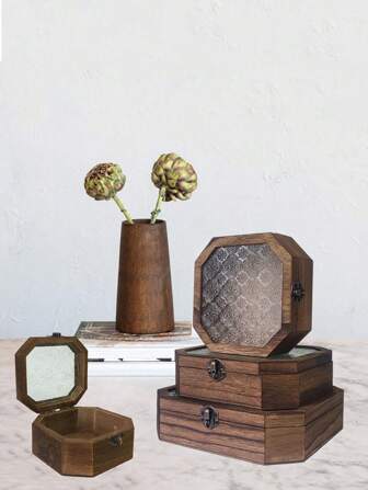 一件手工复古木质玻璃门柜，可用于收纳化妆品和杂物，也可作为珠宝首饰收纳盒、桌面化妆盒或送给女性的礼物，亦可作为香薰收纳盒。