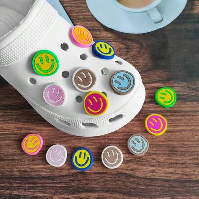 10 de junio de 2014 Encantos de zapatos con cara de dibujos animados sonriente, hechos de material de PVC, desmontables e impermeables, recuerdos de fiesta, adecuados para zuecos, accesorios de dibujos animados, unisex, zapatos, selecciones de primavera y verano, regalos para damas de honor, habitación, decoración de dormitorio, playa, viaje, para hombres, para mujeres, vacaciones, cosas lindas