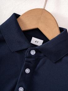 年轻男孩经典红色纯色短袖 Polo 衫，适合日常外出、聚会、演出