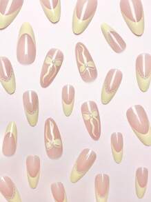 24 件杏仁色法式按压指甲，带蕾丝蝴蝶结和仿珍珠装饰，柔软全覆盖时尚设计，适合派对、约会和日常佩戴美甲用品