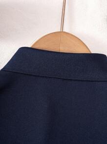 年轻男孩经典红色纯色短袖 Polo 衫，适合日常外出、聚会、演出