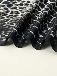 1条女士90厘米缎面方巾，优雅时尚的豹纹图案，新款头巾设计，适合休闲和街头穿搭，可用作围巾、发带、头巾等造型配饰。