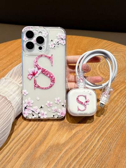 Set de 4 piezas (1 funda de teléfono + 1 protector de cargador con enchufe UK + 2 protectores de cable) con diseño de flor y letra S pintado con UV en color rosa para iPhone 17/17 Pro/17 Pro Max/Air/16/16 Pro/16 Pro Max/16 Plus/7/8/7P/8P/X/XS/XR/XS Max/11/11 Pro/11 Pro Max/12/12 Pro/12 Pro Max/12 Mini/13/13 Pro/13 Pro Max/14/14 Pro/14 Plus/14 Pro Max/15/15 Pro/15 Plus/15 Pro Max