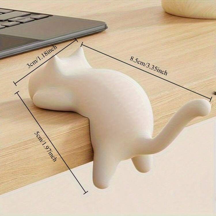 Móc treo đồ hình mèo gắn cạnh bàn làm việc, không cần khoan, kèm kẹp bàn và keo dán chắc chắn, thích hợp cho quầy bếp, văn phòng và lớp học; móc treo dây cáp và túi đa năng dùng cho dây điện, bộ sạc, túi xách và các phụ kiện nhỏ; tiết kiệm không gian, bền chắc, dễ lắp đặt, gắn cạnh bàn, điểm nhấn trang trí hài hòa với nội thất hiện đại, giúp bàn làm việc gọn gàng, giảm sự lộn xộn, bảo vệ dây cáp, hỗ trợ các túi nhẹ, dễ dàng tháo gỡ mà không để lại cặn keo. - Nhiều màu - Xem 3