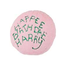 MINISO 哈利波特系列16号海格的蛋糕靠垫，创意蛋糕设计，柔软的毛绒材质，舒适的倚靠体验，客厅卧室放松必备，适合作为生日礼物或节日礼物 (1件) - 粉色 - 查看 5