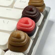 1 szt. Spersonalizowana i urocza klawiatura mechaniczna z symulacją parodii kupy, nakładki na klawisze z osią krzyżową, wysokość OEM, materiał ABS, starannie wykonany zamiennik klawisza ESC, prezent na akcesoria komputerowe DIY