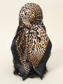 1条女士90厘米缎面方巾，优雅时尚的豹纹图案，新款头巾设计，适合休闲和街头穿搭，可用作围巾、发带、头巾等造型配饰。