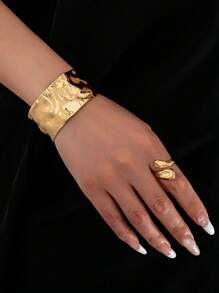2 件优雅简约金属纹理金手镯和粗戒指首饰套装，适合女性日常佩戴、聚会、约会和礼物