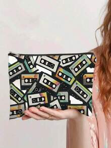 复古磁带印花化妆包 - 采用轻质涤纶面料，拉链封口，适合收纳化妆品和洗漱用品。充满活力的80/90年代怀旧设计，是女性理想的化妆/洗漱包、学生应急包或圣诞礼物之选。 - 彩色 - 查看 2