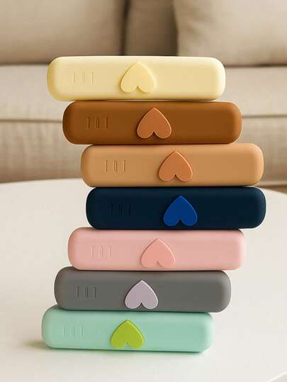 1个心形旅行化妆刷收纳盒，容量大，硅胶材质，时尚便携，适合收纳面部化妆刷。质地柔软顺滑，多种颜色可选。包包、化妆包、化妆包、收纳包、化妆品收纳包、洗漱包、桌面收纳包、化妆包、化妆袋、化妆品收纳包、梳妆配件、化妆包、化妆包、首饰盒、收纳包、化妆刷架、刷架、香水收纳包、化妆袋