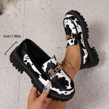 春秋拼接皮革乐福鞋，百搭休闲通勤度假街头风格，适合所有季节，一脚蹬优雅女士鞋，装饰金属扣，厚底舒适简约黑白牛纹 - 乳牛紋扣 - 查看 9