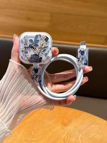 蓝色花卉图案电池充电器保护套四合一套装（1个手机壳 + 1个英规插头充电器保护套 + 2个数据线保护套），采用UV印刷蓝色花卉图案，兼容 17/17 Pro/17 Pro Max、16/16 Pro/16 Pro Max/16 Plus、7/8/7+/8+、X/XS/XR/XS Max、11/11 Pro/11 Pro Max、12/12 Pro/12 Pro Max/12 Mini、13/13 Pro/13 Pro Max、14/14 Pro/14 Plus/14 Pro Max、15/15 Pro/15 Plus/15 Pro Max，生日礼物/周年纪念礼物。 - 彩色 - 查看 4