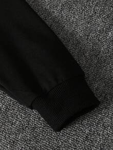 Set da 2 pezzi: felpa con stampa di lettere a maniche lunghe e pantaloni con tasche a righe, moda casual per bambini di 7-11 anni, adatto per attività all'aperto e sport scolastici