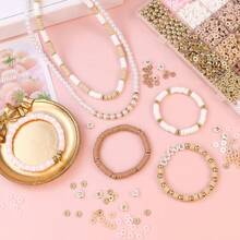 1 Caja Kit de Pulsera de Cuentas de Arcilla, 2370 Piezas de Cuentas Heishi de Arcilla Polimérica Planas Kit de Fabricación de Pulseras para Niñas y Adultos, Kit de Pulsera de Amistad DIY con Cuentas Doradas, Cuentas con Letras y Cuentas de Perlas para Pulseras