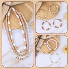 1 Caja Kit de Pulsera de Cuentas de Arcilla, 2370 Piezas de Cuentas Heishi de Arcilla Polimérica Planas Kit de Fabricación de Pulseras para Niñas y Adultos, Kit de Pulsera de Amistad DIY con Cuentas Doradas, Cuentas con Letras y Cuentas de Perlas para Pulseras