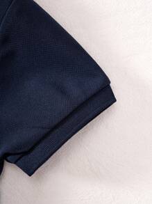 年轻男孩经典红色纯色短袖 Polo 衫，适合日常外出、聚会、演出