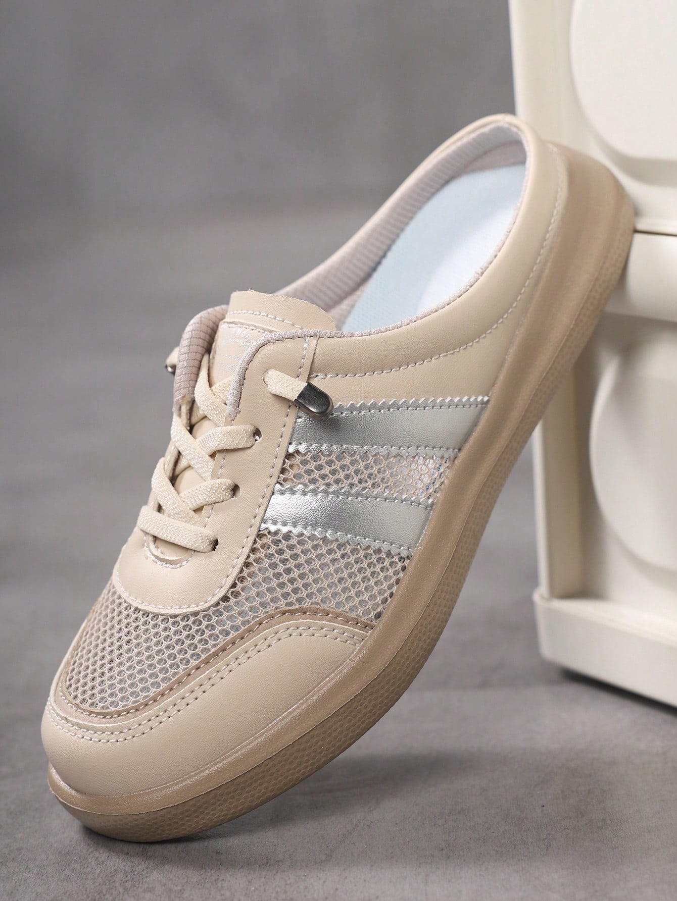 أحذية رياضية كاجوال للنساء بتصميم انزلاقي من الشبك...