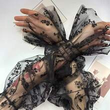 زوج من أكمام الذراع الشفافة للنساء مزينة بالدانتيل والشبك بنقشة القلب والنقاط، قفازات أزياء عصرية للحفلات والمناسبات