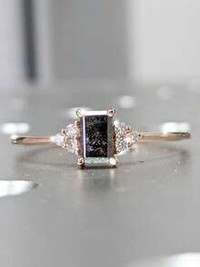 1 件优雅闪亮空心方晶锆石镶嵌戒指，适合女性，适合送给家人/朋友/爱人的订婚珠宝礼物 - 灰色 - 查看 2