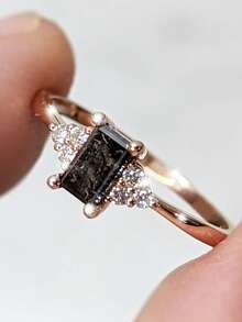 1 件优雅闪亮空心方晶锆石镶嵌戒指，适合女性，适合送给家人/朋友/爱人的订婚珠宝礼物 - 灰色 - 查看 4