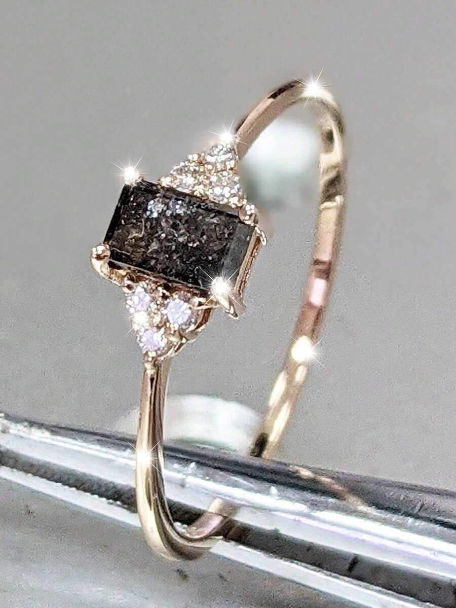 1 件优雅闪亮空心方晶锆石镶嵌戒指，适合女性，适合送给家人/朋友/爱人的订婚珠宝礼物 - 灰色 - 查看 1