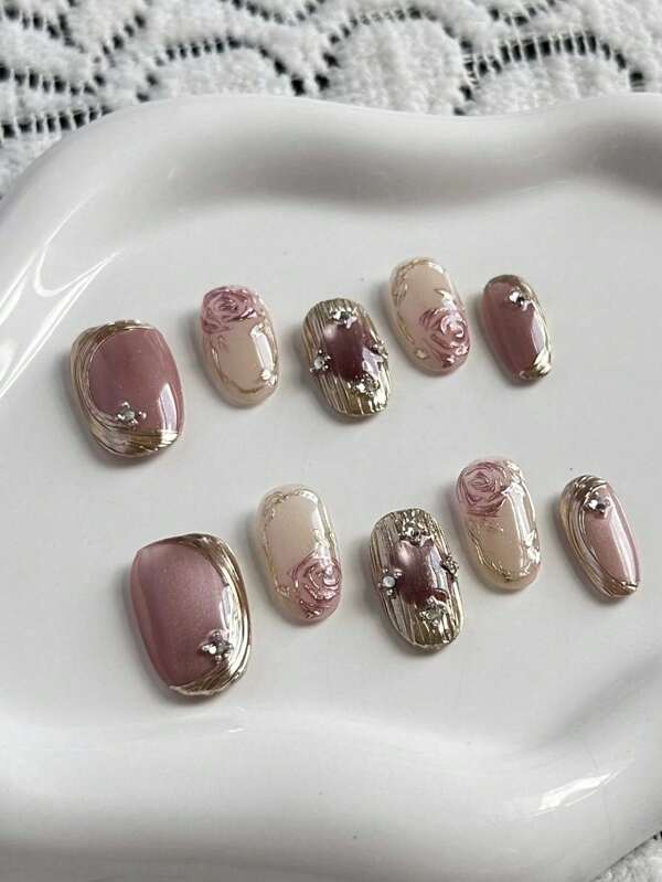 10 piezas de uñas postizas cortas hechas a mano, regalos navideños, uñas falsas, en esquema de color negro y blanco con textura de lunares, uñas marrones, forma tridimensional pintada a mano, estilo de uñas cuadradas cortas de lujo, reutilizables, uñas desmontables que vienen con un juego de herramientas, adecuadas para niñas que les gusta usar a diario y como regalo festivo. Pegamento para uñas