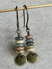 1 paire de boucles d'oreilles vintage rondes faites main avec plaques de métal patiné et perles, boucles d'oreilles rétro créatives en mini perles de pierre pour femmes