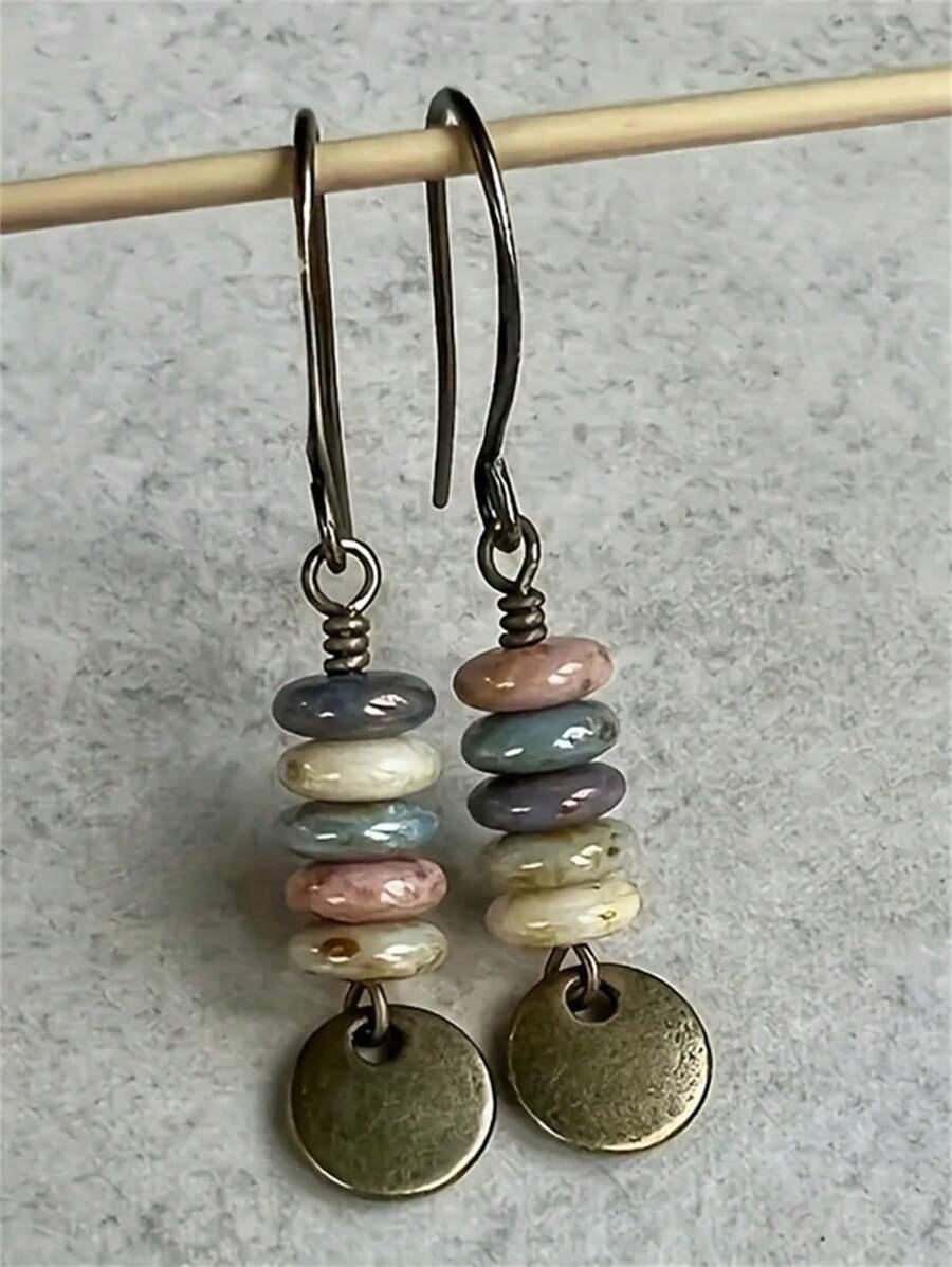1 paire de boucles d'oreilles vintage rondes faites main avec plaques de métal patiné et perles, boucles d'oreilles rétro créatives en mini perles de pierre pour femmes