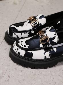 春秋拼接皮革乐福鞋，百搭休闲通勤度假街头风格，适合所有季节，一脚蹬优雅女士鞋，装饰金属扣，厚底舒适简约黑白牛纹 - 乳牛紋扣 - 查看 3