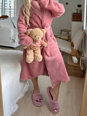 1件女士毛绒蓬松睡袍，简约优雅，保暖舒适，适合秋冬季节，舒适百搭