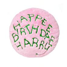 MINISO 哈利波特系列16号海格的蛋糕靠垫，创意蛋糕设计，柔软的毛绒材质，舒适的倚靠体验，客厅卧室放松必备，适合作为生日礼物或节日礼物 (1件) - 粉色 - 查看 6