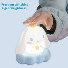 Miniso Đồ trang trí hình đám mây Cinnamoroll của Sanrio, chất liệu mềm mại, đèn LED tích hợp, thiết kế dạng bóp, lý tưởng để giảm căng thẳng, trang trí phòng ngủ và làm quà tặng (1 chiếc) - trắng - Xem 5