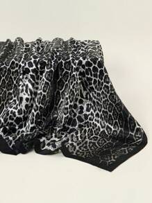 1条女士90厘米缎面方巾，优雅时尚的豹纹图案，新款头巾设计，适合休闲和街头穿搭，可用作围巾、发带、头巾等造型配饰。