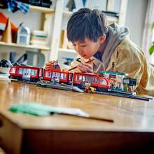 LEGO Stadtbahn und Bahnhof Zug Set - Kinder Spielzeug Zug Bausatz für Rollenspiel & Fantasie, Alter 7+ - Geschenkideen für Jungen & Mädchen Geburtstage - 60423