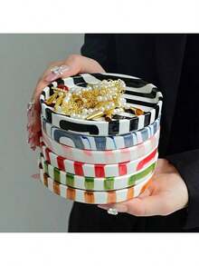 1 حبة طبق سيراميك للمجوهرات ،طبق سيراميك أنيق وأنيق بخطوط رأسية ، مثالي لتنظيم الأقراط والخواتم والقلائد ، هدية مثالية للنساء ، ديكور منزلي ومنظم تخزين للنساء ، ضروريات السفر ، عودة إلى أغراض التخزين بالجامعة اليوم الوطني سعودي توزيعات العودة الى المدرسة