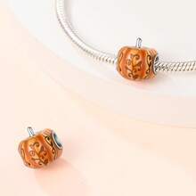 一套镀银丰收季吊坠套装，包括2件秋季向日葵吊坠、秋季花束吊坠、秋日印象吊坠、丰收季吊坠、丰收季南瓜珠、农场南瓜堆珠、快乐南瓜车吊坠、小刺猬南瓜吊坠，以及3件感恩节吊坠套装，适合DIY制作手链和项链，也可作为情侣珠宝礼物。 - 彩色 - 查看 5