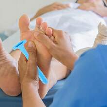 3件套足部护理必备工具 - 足部去茧锉，轻松去除顽固死皮和老茧。足部刮刀采用优质钢材制成，锋利耐用，可精准去除老茧。足部护理刀采用人体工程学设计，握感舒适，操作安全，是足部美容的必备工具（颜色/款式随机）