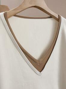 Suéter plus size de malha com decote em V e manga comprida em cores contrastantes, casual