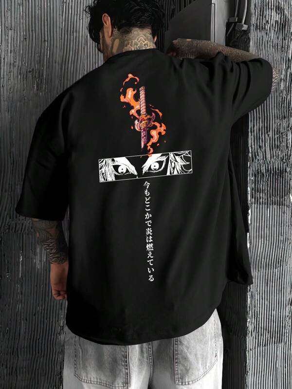 Camiseta de manga corta de corte holgado con cuello redondo y estampado gráfico de espada de fuego de anime japonés casual para hombres, color negro