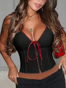 Áo tank top crop hai dây cổ chữ V phối satin tương phản thắt nơ phía trước của Yuwenier Y2K với chi tiết đinh tán và lỗ xỏ dây. - màu đen - Xem 1