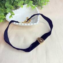 Colar Choker de Veludo com Pingente de Gota Dourado Envelhecido