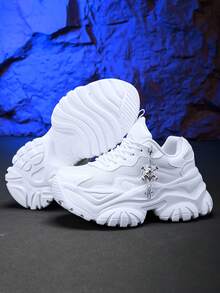 Scarpe sportive casual da donna con tacco alto 7cm, stile gotico con decorazioni in metallo argento a forma di croce e teschio, suola in EVA per uso all'aperto in tutte le stagioni, leggere e ammortizzanti, antiscivolo, bianche, in in rete traspirante e ad asciugatura rapida, con lacci, punta tonda, adatte per studenti, adolescenti, uso quotidiano, appuntamenti, allenamento, ufficio, stile punk