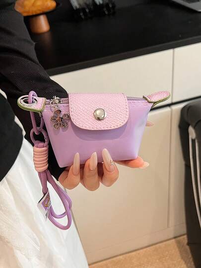 女士时尚简约迷你零钱包，可搭配多种包包颜色，也可作为送给朋友的小礼物。这款零钱包可用作女士钱包、迷你钱包、手拿包或零钱包。