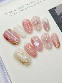 10 móng giả hình oval cỡ trung bình với tông màu hồng nude và trắng nhạt chủ đạo, cánh hoa 3D (đính ngọc trai), đường viền lá vàng, mảnh vỏ sò óng ánh tạo nên không gian lãng mạn và tinh tế, móng acrylic dán thủ công 100% có thể tái sử dụng dành cho nữ dùng hàng ngày hoặc dự tiệc. - Nhiều màu - Xem 1